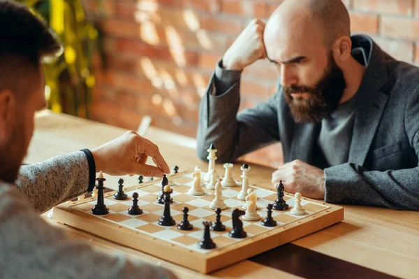 Jugadores Ajedrez Masculinos Jugando Bordo Mueven Elefante Negro Dos Jugadores — Foto de Stock