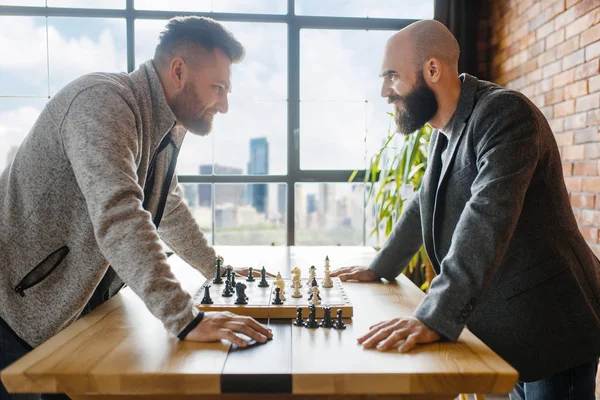 Schachspieler Schauen Einander Die Augen Zwei Schachspieler Beendeten Das Hallenturnier — Stockfoto