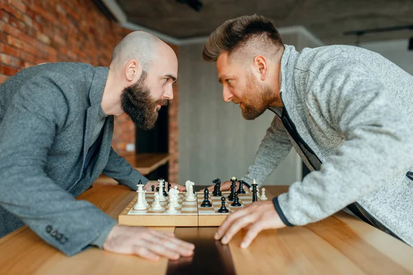 Schachspieler Schauen Einander Die Augen Zwei Schachspieler Beendeten Das Hallenturnier — Stockfoto