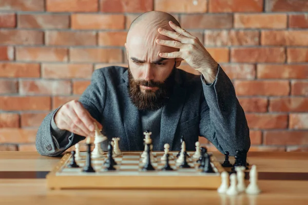 Mužský Šachový Hráč Pochopil Prohrál Mat Chessplayer Palubě Přední Pohled — Stock fotografie