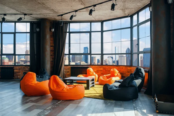 경관을 조망할 수있는 아파트 스튜디오 테이블과 현대적인 의자가있는 그런지 스타일 — 스톡 사진
