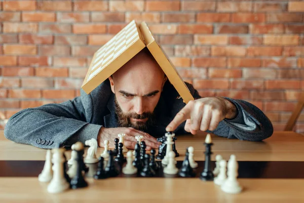 Baş Üzerinde Tahta Ile Erkek Satranç Oyuncusu Rakamlar Bakıyor Düşünme — Stok fotoğraf
