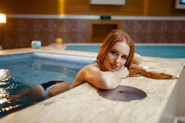 Seksi Bayan Kapalı Havuzun Tarafında Pozlar Yüzme Rahatlama Sağlıklı Yaşam — Stok fotoğraf