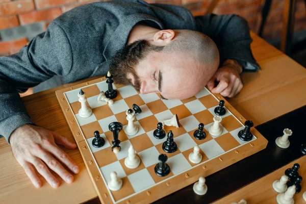 ボード上で眠っている疲れた男性チェスプレーヤー チェスプレイヤーのプレイ 屋内の知的トーナメント 木製テーブル 戦略ゲーム上のチェスボード — ストック写真