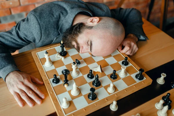 Jugador Ajedrez Masculino Cansado Durmiendo Tablero Jugador Ajedrez Jugando Torneo — Foto de Stock