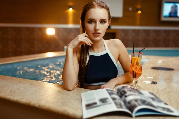 Sexy Signora Con Cocktail Frutta Diario Bordo Piscina Coperto Nuoto — Foto Stock