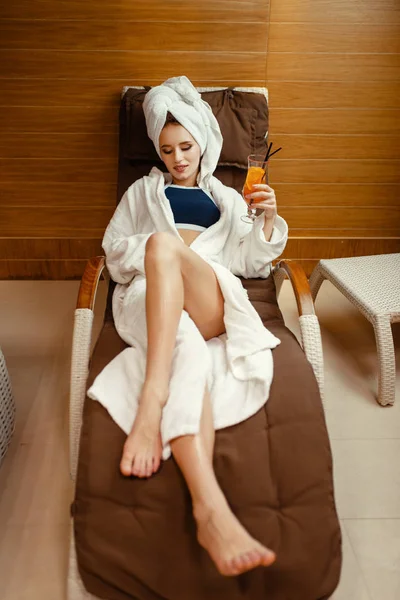 Szexi Hölgy Köntös Törölköző Fejen Pihentető Koktél Fürdőszék Relaxációs Szabadidő — Stock Fotó