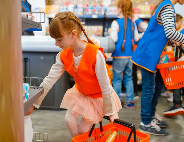 Linda Chica Uniforme Con Cesta Jugando Vendedora Sala Juegos Niños — Foto de Stock