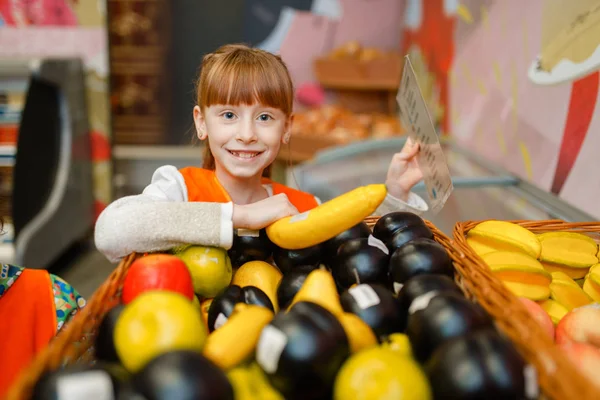 Lächelndes Kleines Mädchen Uniform Spielende Verkäuferin Spielzimmer Kinder Spielen Obstverkäufer — Stockfoto