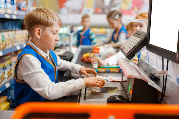 Mały Chłopiec Mundurze Rejestrze Gry Sprzedawca Pokój Zabaw Dzieci Gra — Zdjęcie stockowe