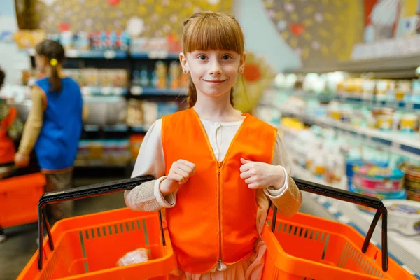 Kleines Mädchen Uniform Mit Körben Den Händen Spielende Verkäuferin Spielzimmer — Stockfoto