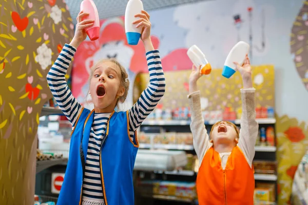 Şampuanla Oynayan Üniformalı Küçük Kızlar Oyun Odası Çocuklar Hayali Süpermarkette — Stok fotoğraf