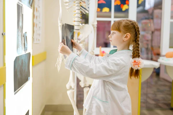 Menina Uniforme Olha Para Raio Brincar Aos Médicos Sala Jogos — Fotografia de Stock