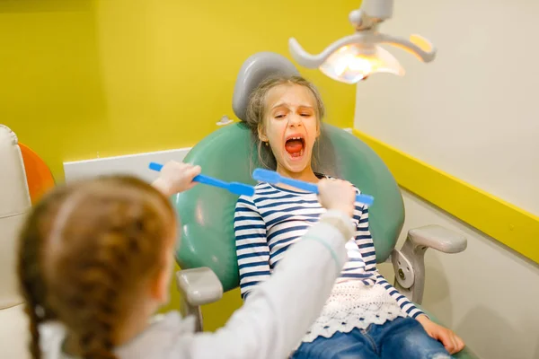 穿制服的孩子在玩牙医医生 游戏室 孩子在假想的医院里扮演药工 口腔科医生专业学习 孩子的梦想 — 图库照片