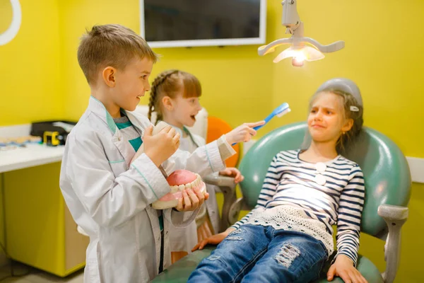 Crianças Uniforme Jogando Dentista Médico Sala Jogos Crianças Joga Trabalhador — Fotografia de Stock