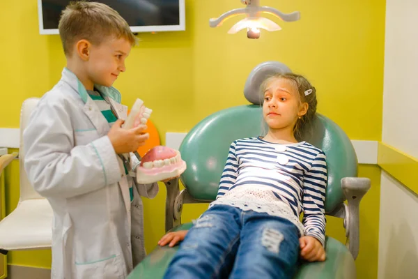 Liten Pojke Uniform Spelar Tandläkare Läkare Lekrum Barn Leker Medicin — Stockfoto