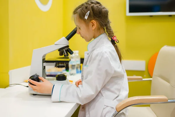 Klein Meisje Uniform Zittend Microscoop Spelen Arts Speelkamer Kid Speelt — Stockfoto