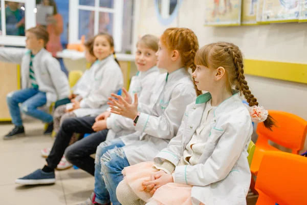 Crianças Uniforme Aprendendo Profissão Médico Sala Aula Sala Jogos Crianças — Fotografia de Stock