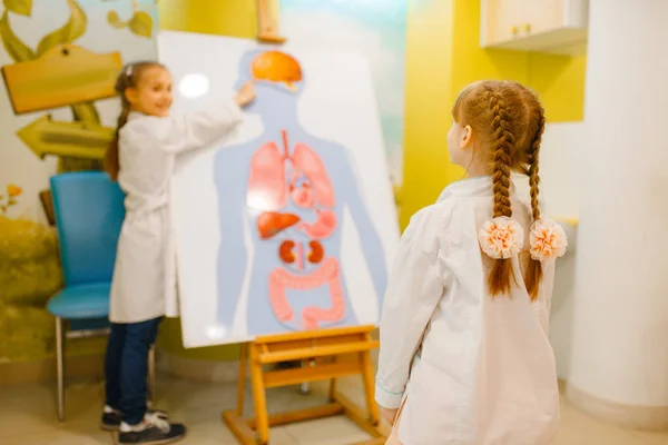 Kleine Meisjes Uniform Spelen Arts Poster Met Menselijke Organen Speelkamer — Stockfoto