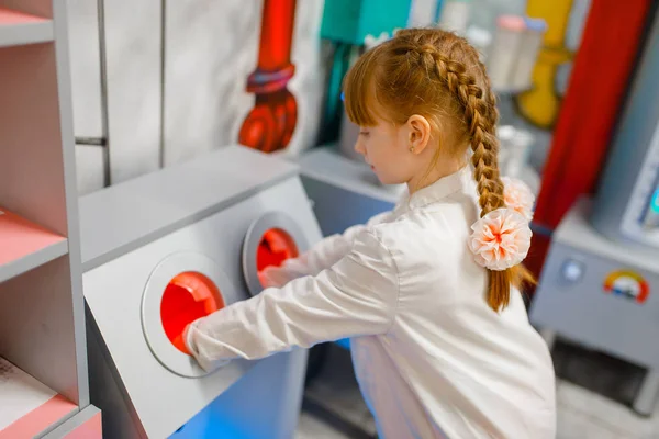 Mała Dziewczynka Mundurze Doktor Gry Laboratorium Pokój Zabaw Dziecko Gra — Zdjęcie stockowe