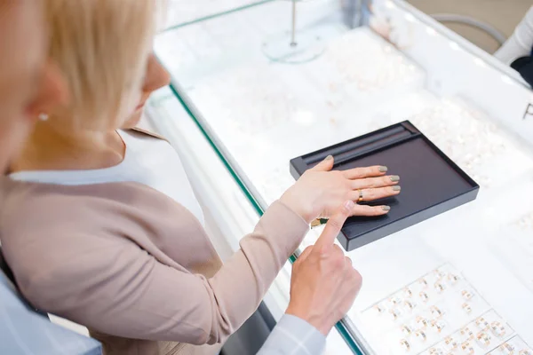 Love Couple Jewelry Store Bride Trying Wedding Ring Man Woman — Stock Photo, Image