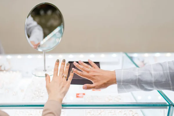 Mani Coppia Amore Con Fedi Nuziali Gioielleria Uomo Donna Che — Foto Stock