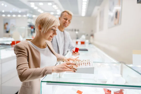 Feliz Pareja Amor Comprar Anillos Boda Joyería Hombre Mujer Eligiendo — Foto de Stock