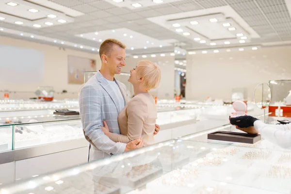 Pareja Amor Buscando Joyas Joyería Hombre Mujer Eligiendo Anillos Boda — Foto de Stock