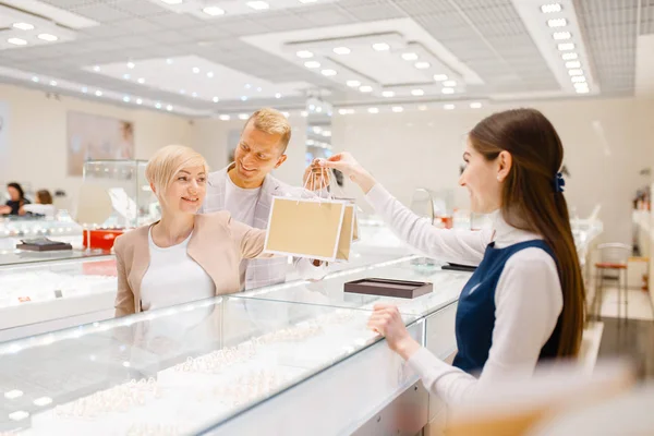 Feliz Pareja Amor Hace Compra Joyería Consumidores Masculinos Femeninos Que — Foto de Stock