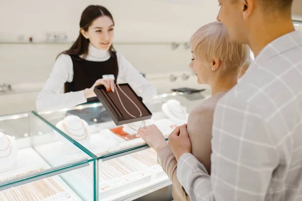 Love Couple Buying Gold Necklace Male Female Customers Looking Jewels — Stock Photo, Image