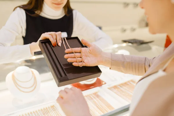 Mujer Eligiendo Cadena Dorada Joyería Persona Femenina Comprando Decoración Oro — Foto de Stock