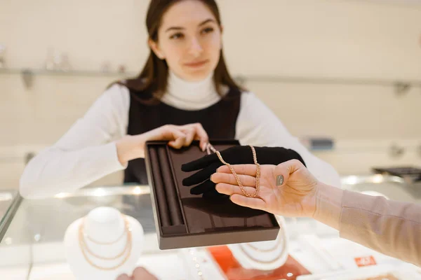 Woman Choosing Golden Chain Jewelry Store Female Person Buying Gold — Stock Photo, Image