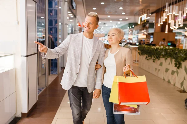 Feliz Pareja Amor Con Bolsas Compras Joyería Consumidores Masculinos Femeninos — Foto de Stock