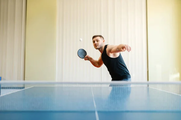 手にラケットを持つ男は 屋内でピンポントーナメントに勝ちます スポーツウェアの男性 卓球部でのトレーニング — ストック写真