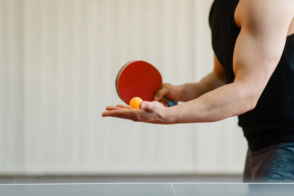 Man Met Pingpong Racket Voorbereidingen Een Bal Raken Trainen Binnenshuis — Stockfoto