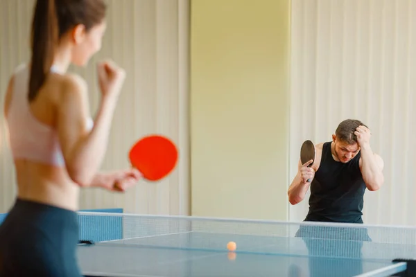 Hombre Mujer Jugando Ping Pong Interiores Chica Ganadora Pareja Ropa —  Fotos de Stock