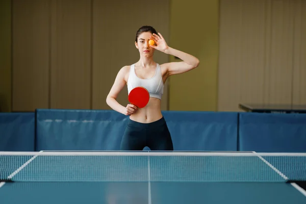 Frau Mit Schläger Zeigt Tischtennisball Drinnen Frau Sportbekleidung Training Tischtennisclub — Stockfoto