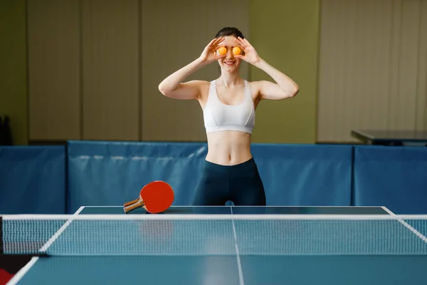 Ung Kvinna Sätter Ping Pong Bollar Till Hennes Ögon Inomhus — Stockfoto
