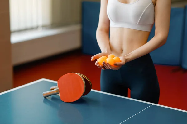 Молодая Женщина Держит Мячи Пинг Понга Игровым Столом Помещении Женщина — стоковое фото