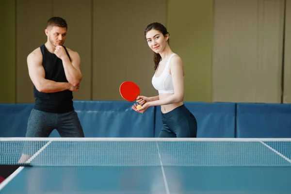 Mężczyzna Uczy Kobietę Gry Ping Ponga Treningu Pomieszczeniu Para Odzieży — Zdjęcie stockowe