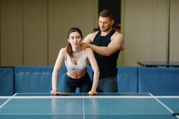 Man Gör Massage Till Kvinna Ping Pong Utbildning Inomhus Par — Stockfoto