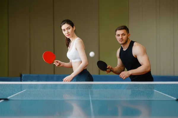 Grupp Vänner Som Spelar Bordtennis Pingis Inomhus Människor Sportkläder Håller — Stockfoto