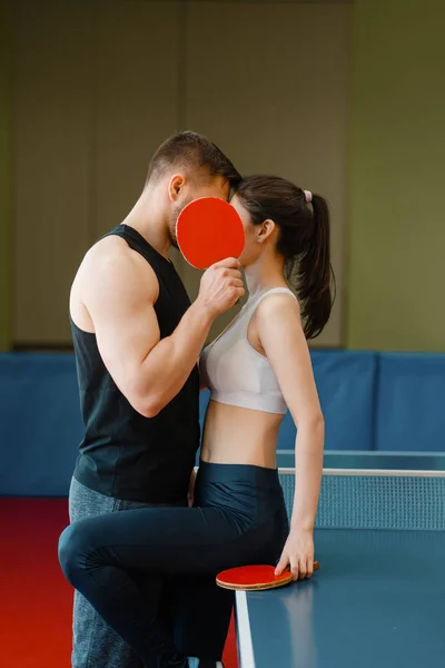 Couple Rackets Kissing Ping Pong Table Net Indoors Man Woman — Stock Photo, Image