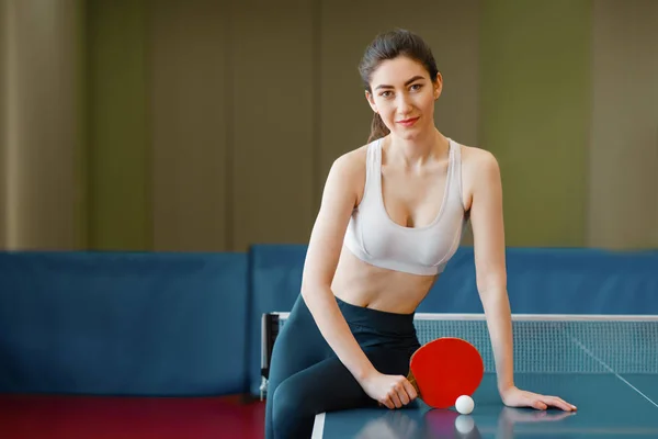 Ung Kvinna Med Ping Pong Racket Och Boll Vid Bordet — Stockfoto