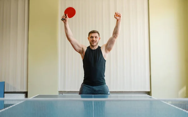 ピンポンラケットを持つ幸せな男は 屋内でトーナメント 彼の手を上げました スポーツウェアの男性 卓球部でのトレーニング — ストック写真