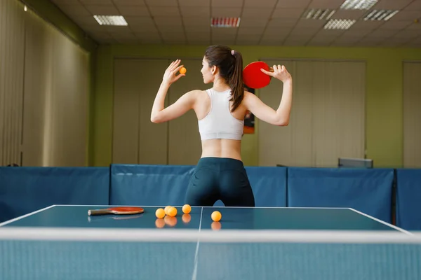 Mujer Atractiva Con Raqueta Posa Mesa Ping Pong Interior Persona —  Fotos de Stock