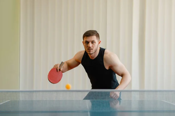屋内で卓球をするラケットとボールを持つ男 スポーツウェアの男性 卓球部でのトレーニング — ストック写真