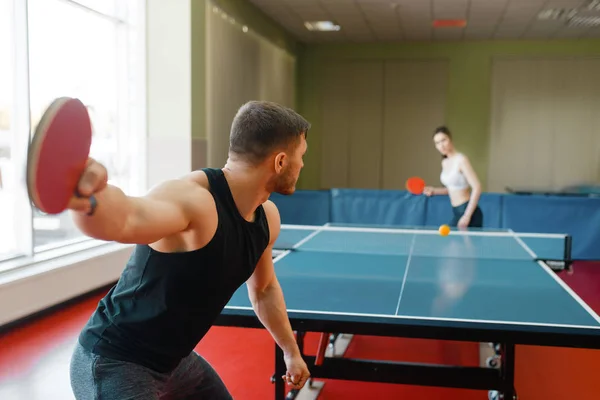 Férfi Játszik Ping Pong Beltéri Összpontosítani Racket Pár Sportruházat Játszik — Stock Fotó