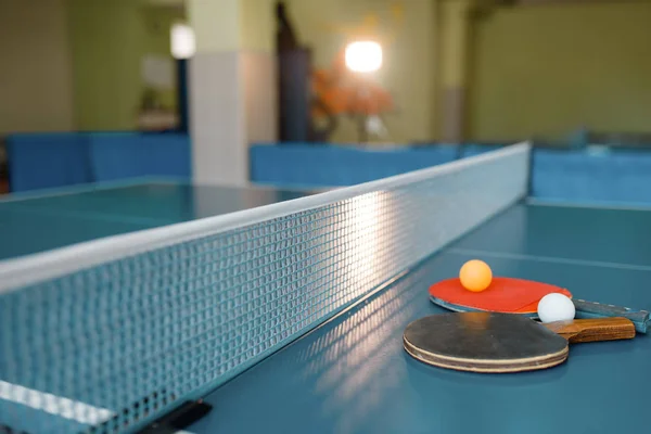 Zwei Ping Pong Schläger Und Bälle Auf Spieltisch Mit Netz — Stockfoto