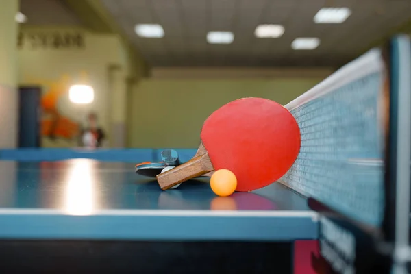 Ping Pong Raketleri Topu Net Ile Masada Kimse Yakın Çekim — Stok fotoğraf